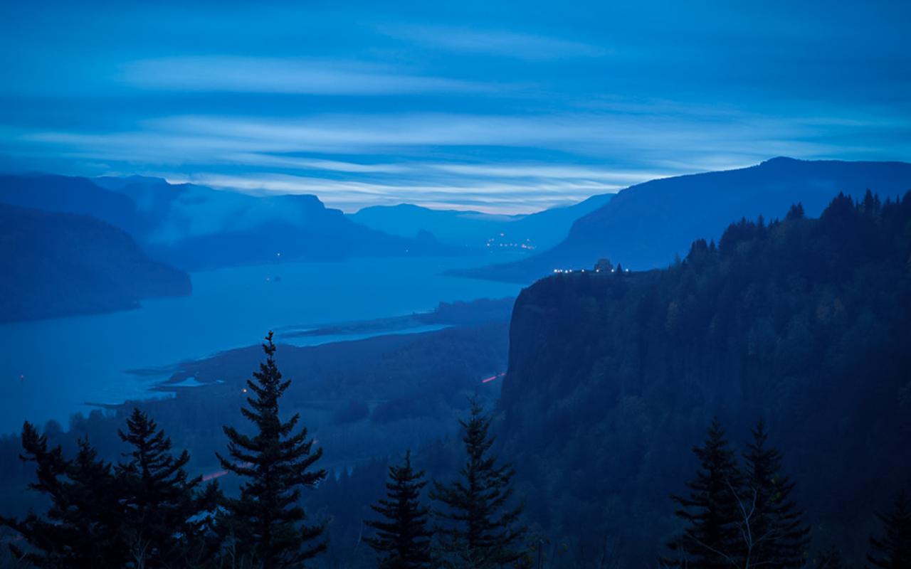 View in the morning of the Columbia River gorge with the Vista House in the fall from the Women's Forum State Park near Portland in Oregon, USA