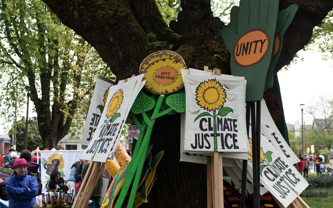 Photo caption: Climate justice signs read: Climate Justice, nos lIberamos and unity.
